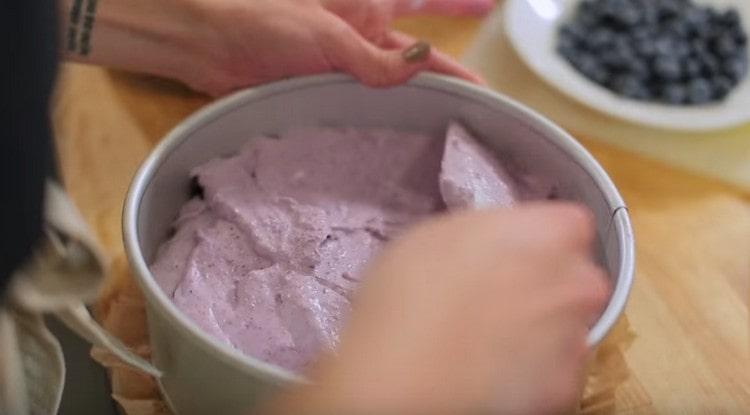Ipinakalat namin ang creamy mass sa isang baking dish.