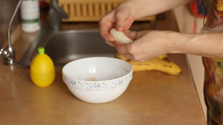 Gumiling isang saging upang makagawa ng banana cheesecake