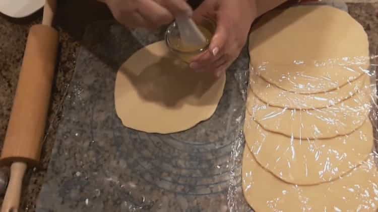 Fetten Sie den Teig mit Butter ein, um eine Brosche zu machen