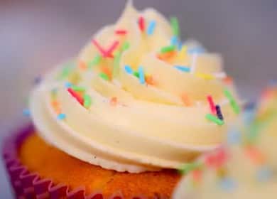 Vanilla Cupcakes - Mga Cupcakes na may Masarap na Cream