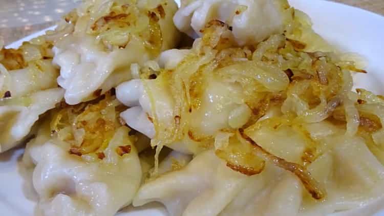 Dumplings na may patatas at sauerkraut ayon sa isang hakbang-hakbang na recipe na may larawan