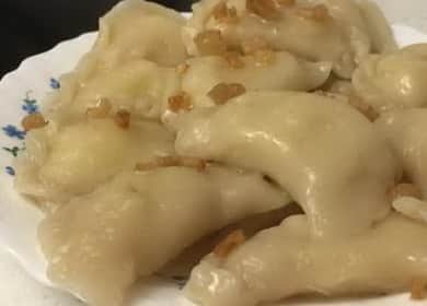 Mga klasikong dumplings na may patatas, sibuyas at bacon