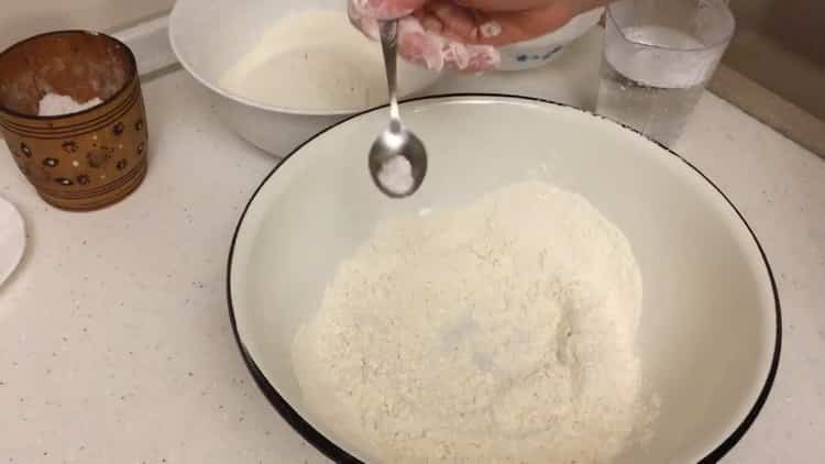 Upang makagawa ng mga dumplings na may patatas at bacon, sift flour