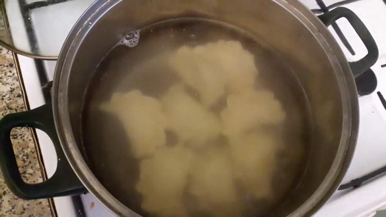 Para sa pagluluto ng mga dumplings na may hilaw na patatas, ihanda ang pinggan
