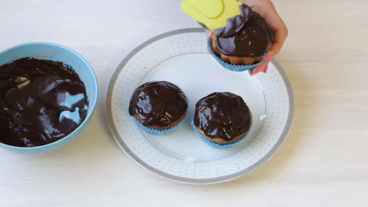 Chocolate icing para sa mga cupcakes sunud-sunod na recipe na may larawan