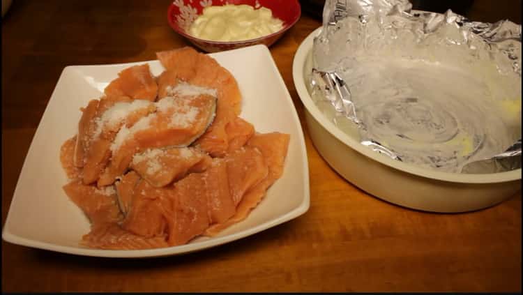 Upang magluto ng pink salmon sa isang mabagal na kusinilya, asin ang isda