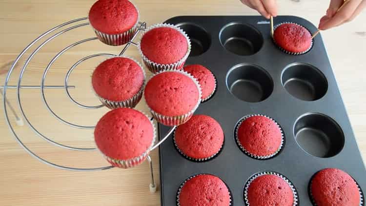 Upang gumawa ng mga cupcakes red velvet magpainit ng oven
