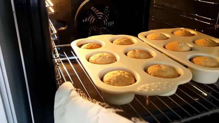 Upang makagawa ng mga cupcakes para sa isang kaarawan, pasanin ang oven