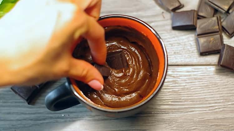 Fügen Sie Schokolade hinzu, um einen eifreien Cupcake zu machen