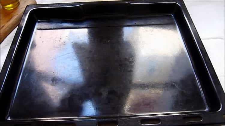 Upang ihanda ang mullet sa oven, maghanda ng isang baking sheet