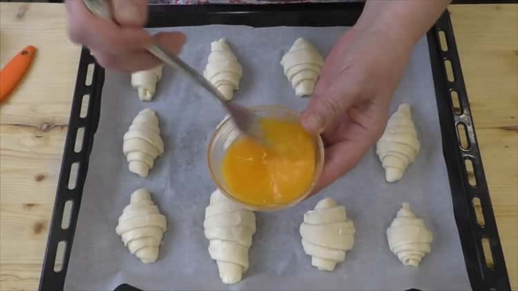 Croissants may letse-kondensada sa sunud-sunod na recipe na may mga larawan