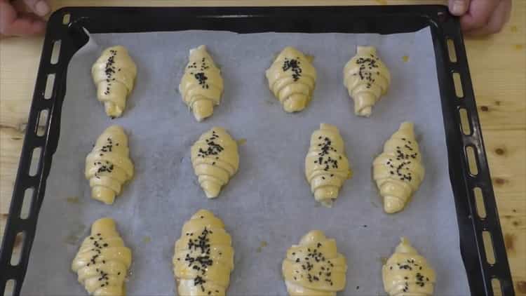 Ang homemade creamy croissant na may pinakuluang gatas na may condensa