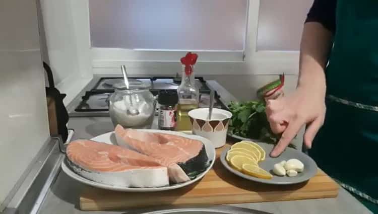 Upang maghanda ng salmon sa oven sa foil, ihanda ang mga sangkap