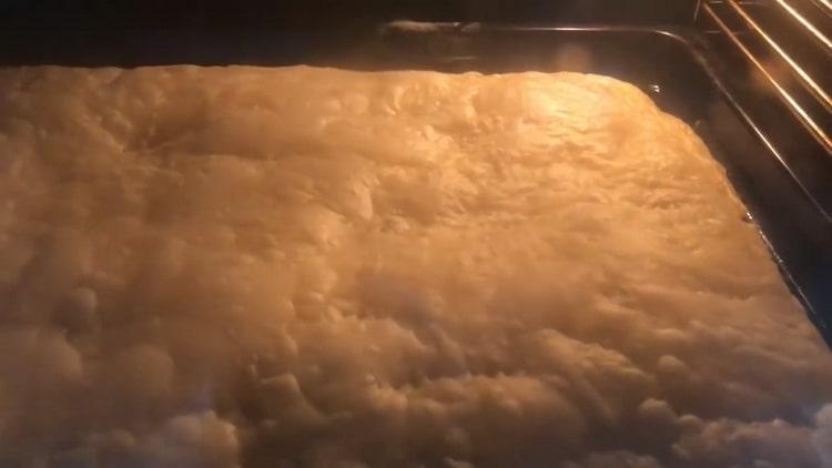 Upang makagawa ng puff pastry baklava, pasanin ang oven