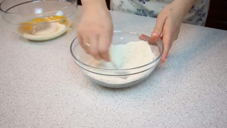 Upang makagawa ng isang simpleng cake, suriin ang harina