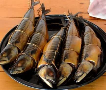Mainit na pinausukang mackerel ayon sa isang hakbang-hakbang na recipe na may larawan