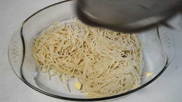 Para sa pagluluto spaghetti na may tinadtad na karne ihanda ang isang form