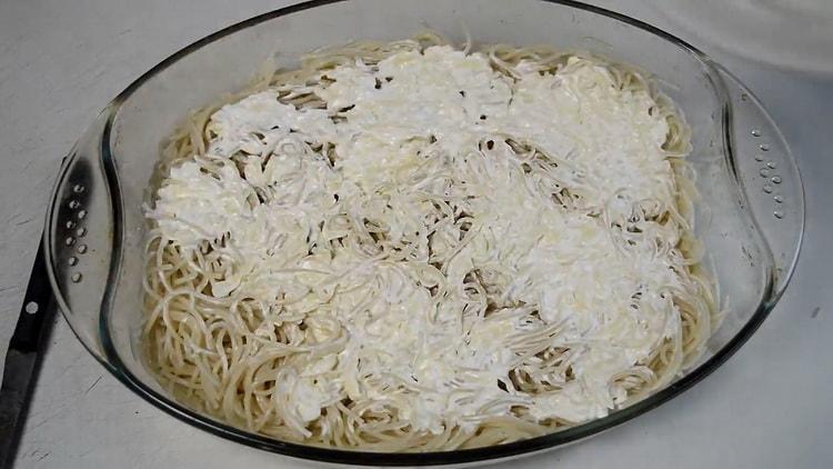 Maglagay ng mga layer ng spaghetti na may tinadtad na karne.