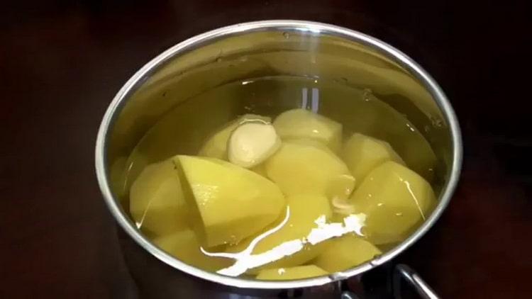 Pakuluan ang niligis na patatas para sa pagluluto ng Finnish tortillas