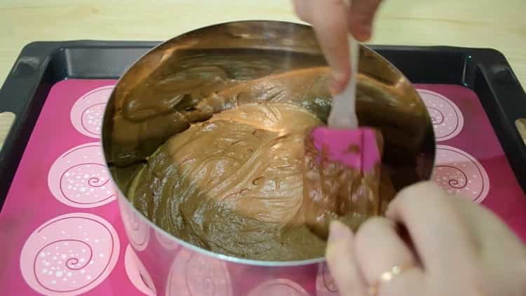 Bereiten Sie eine Form vor, um ein Schokoladen-Bananen-Muffin zuzubereiten