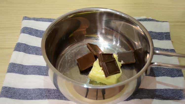 Um einen Schokoladen-Bananen-Kuchen zuzubereiten, schmelzen Sie die Schokolade