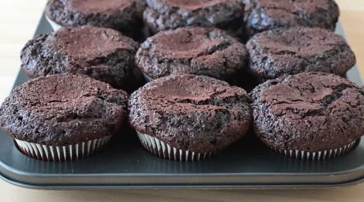 Painitin ang oven upang makagawa ng mga cupcakes na tsokolate