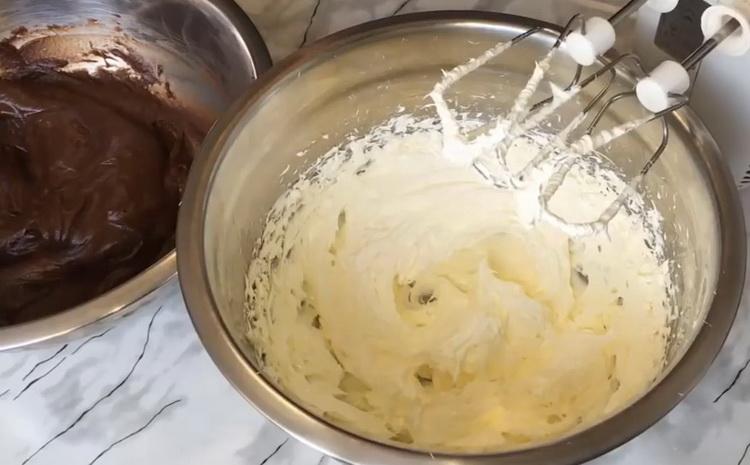 Butter schlagen, um einen Kuchen zu machen