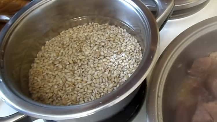 Upang ihanda ang barley na may karne, maghanda ng mga cereal