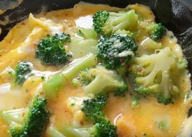 Wir kochen Brokkoli mit einem Ei nach einem Schritt-für-Schritt-Rezept mit einem Foto.