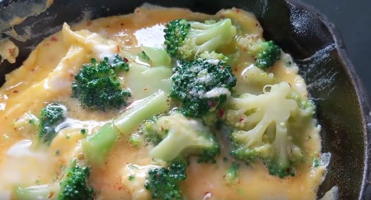 Ang egg broccoli ay masarap, masustansya at malusog.