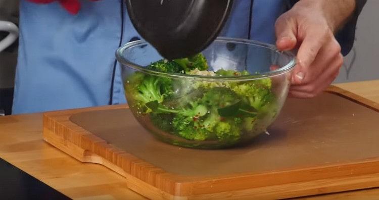 Season broccoli na may langis ng bawang.