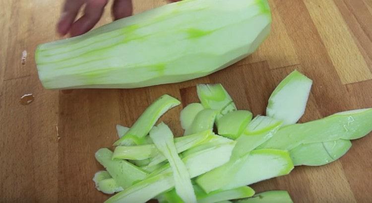 Peel ang alisan ng balat mula sa zucchini.