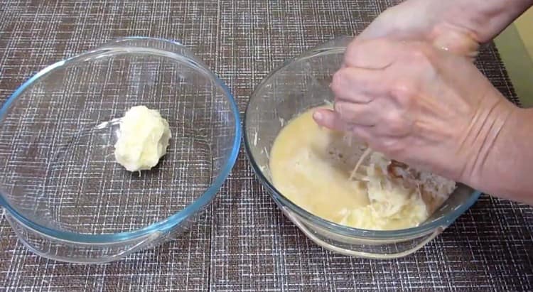 Pinilit namin ang masa ng patatas mula sa labis na kahalumigmigan.