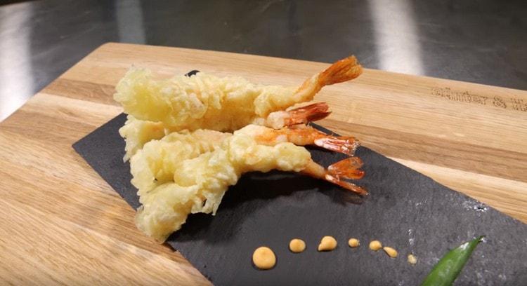 Ang pag-aplay ng mga tempura prawns ay handa na.