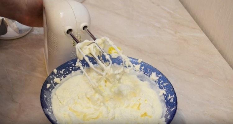 Ang cream para sa cream at mascarpone cake ay dapat na palamig sa isang iglap.