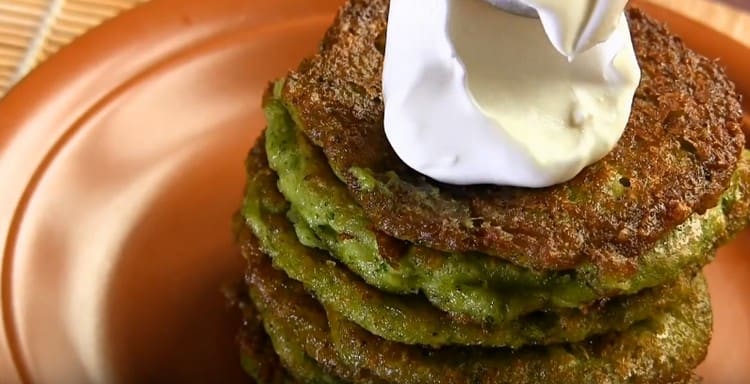 Paglilingkod sa pancake ng broccoli na may kulay-gatas, yogurt.