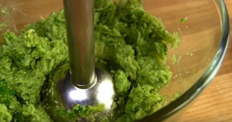 Gamit ang isang blender, giling ang broccoli sa tinadtad na patatas.