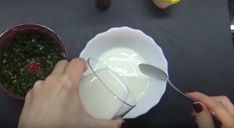 Upang ihanda ang sarsa, ihalo ang low-fat sour cream at kefir.