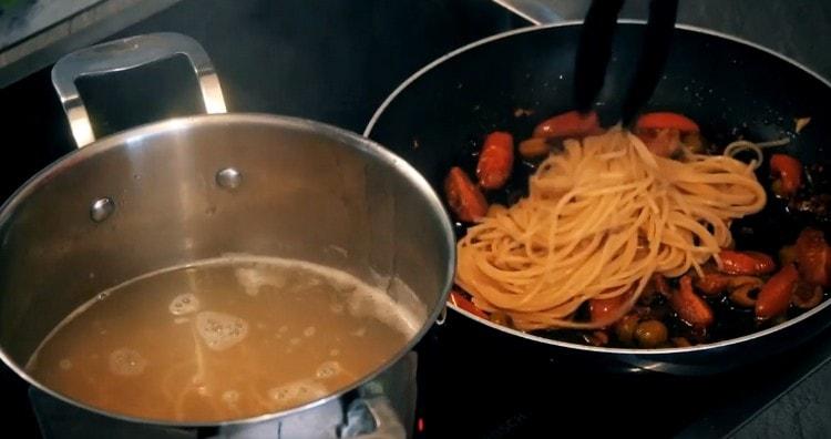 Inilipat namin ang halos handa na spaghetti sa kawali.