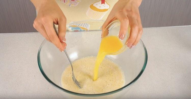 Fügen Sie geschmolzene Butter dem Teig hinzu.