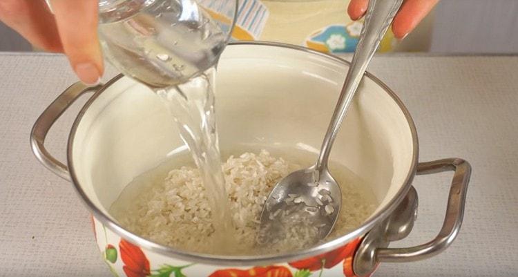 Gießen Sie gewaschenen Reis mit Wasser und stellen Sie ein, um zu kochen.