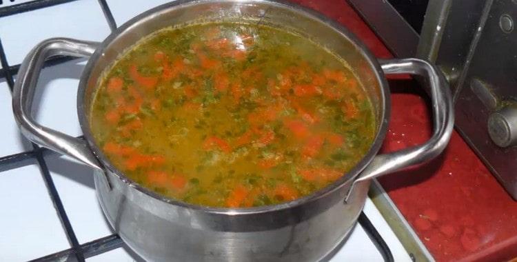 In einer fast fertigen Magersuppe mit Bohnen gehacktes Gemüse dazugeben.