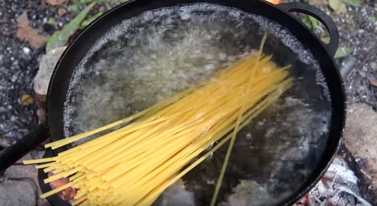 Magluto ng noodles ng trigo.