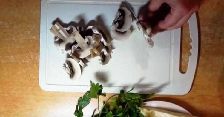 Pinutol namin ang mga champignon sa manipis na mga plato.