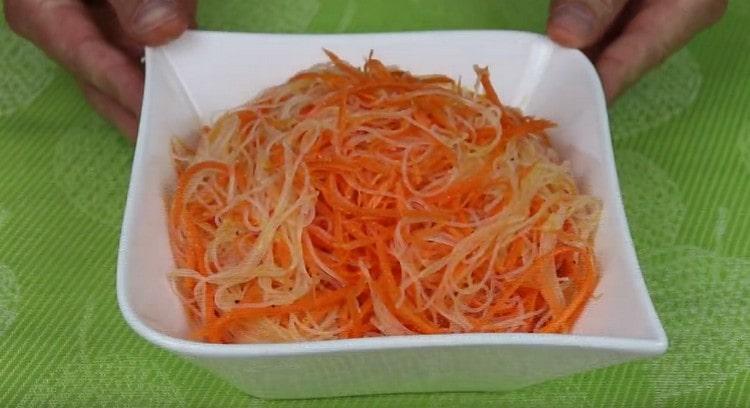 Ang salad na may funchose at Korean karot ay handa na.