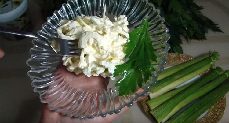 Ang recipe na ito para sa petiole kintsay ay gumagawa ng isang mabilis na salad sa ilang minuto.