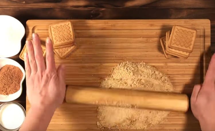 Shortbread Cookies mit einem Nudelholz.