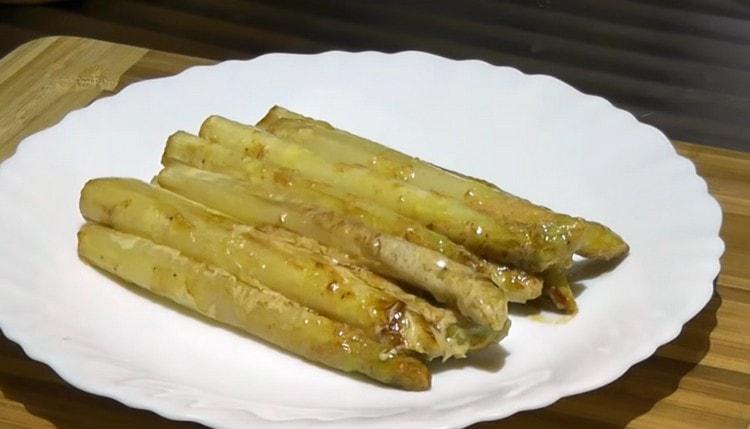 Ilagay ang asparagus sa isang plate plate.