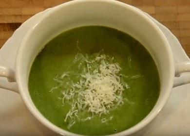 Wir bereiten eine köstliche Suppe mit frischem Spinat nach einem Schritt-für-Schritt-Rezept mit einem Foto zu.
