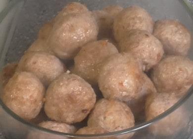 Paano malaman kung paano lutuin ang masarap na mga klasikong meatballs na may isang simpleng recipe 🥩